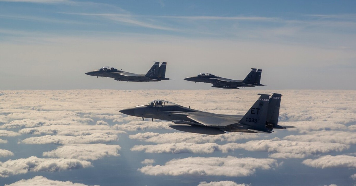 Theo thông tin được Không quân Mỹ công bố, máy bay chiến đấu F-15EX sẽ được mang định danh mới là F-15 Eagle II - để phân biệt với các loại tiêm kích F-15 phiên bản cũ, vốn có định danh F-15 Eagle.