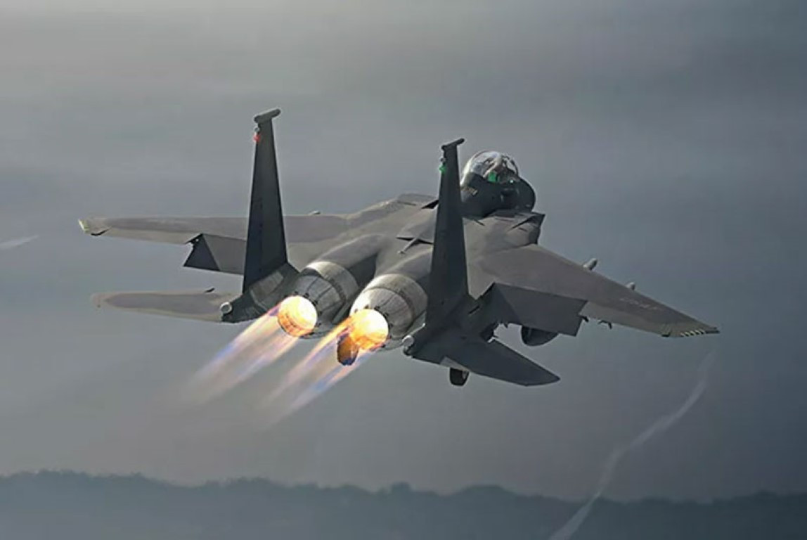 Tiêm kích F-15 Eagle II đời mới của Mỹ dù có hai ghế ngồi, nhưng vẫn có thể bay tốt chỉ bằng một phi công. So với phiên bản cũ, loại chiến đấu cơ này có khả năng mang theo hơn 13 tấn vũ khí.