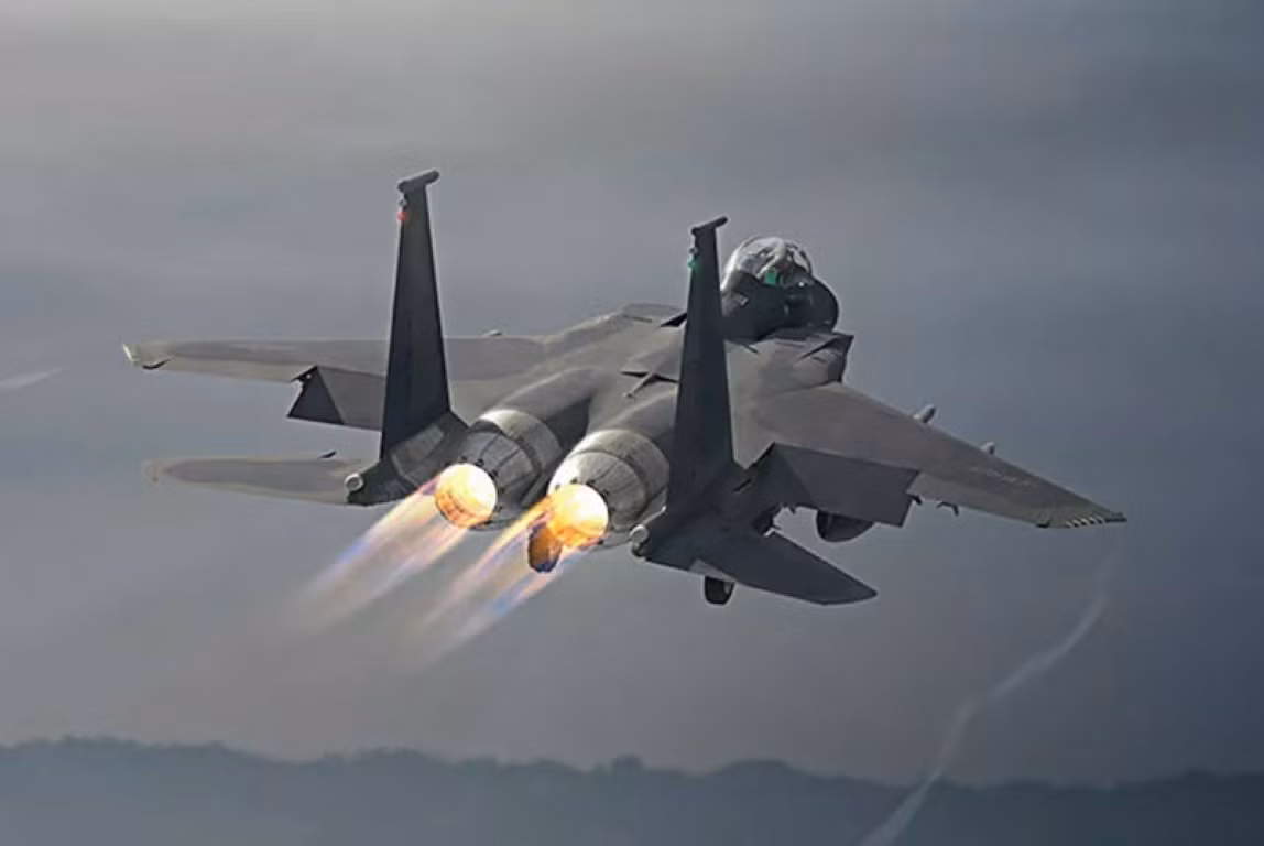 Tiêm kích F-15 Eagle II đời mới của Mỹ dù có hai ghế ngồi, nhưng vẫn có thể bay tốt chỉ bằng một phi công. So với phiên bản cũ, loại chiến đấu cơ này có khả năng mang theo hơn 13 tấn vũ khí.