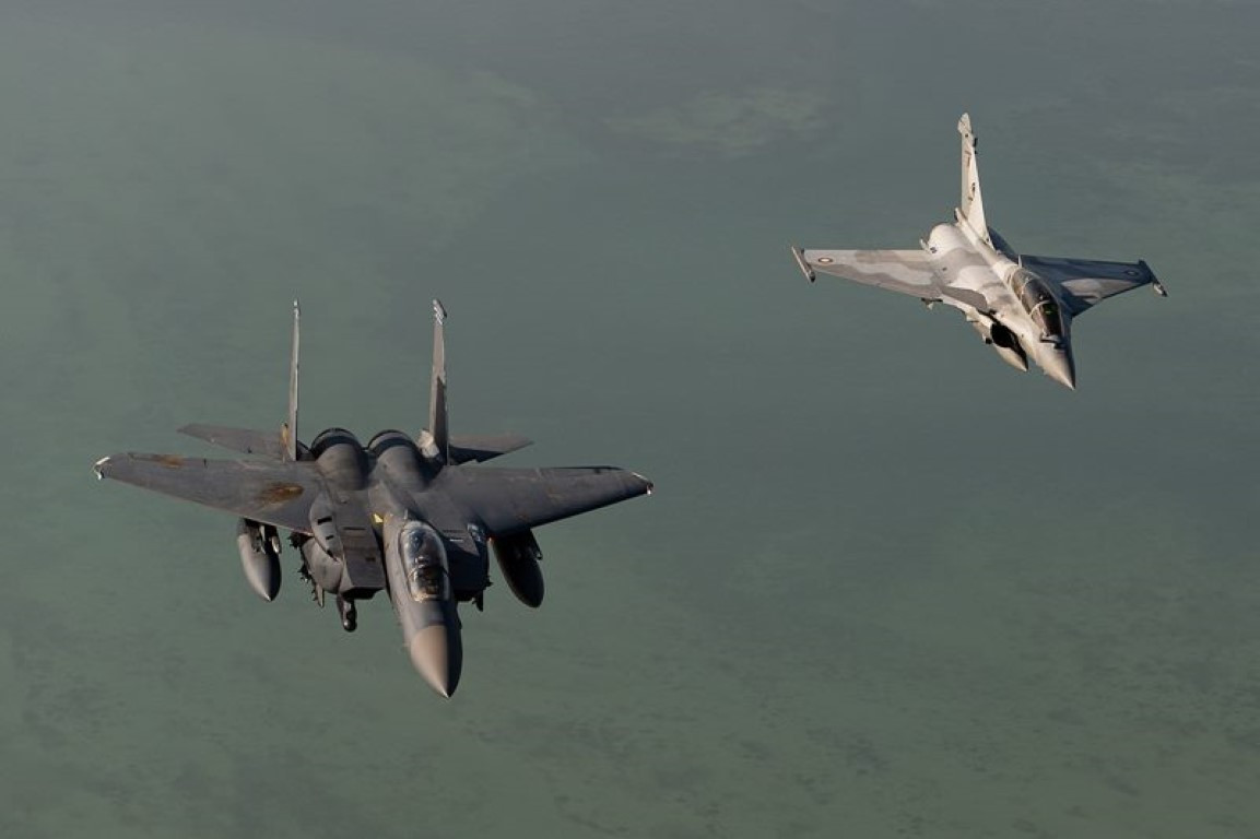 Trong khi đó, chiến đấu cơ F-35 Lightning II, vốn được kỳ vọng sẽ có thể thay thế được tiêm kích F-15 thế hệ cũ, tới nay cũng không thể giành được nhiều sự quan tâm của Không quân Mỹ.