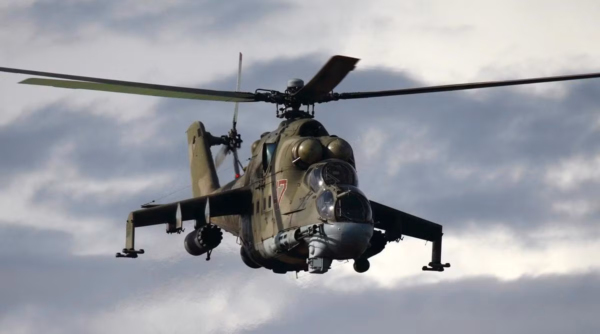 Mi-24 Hind còn được lắp thêm pháo GSh-30K nòng kép 30 mm đặt cố định bên mép phải máy bay (Hình ảnh hệ thống ngắm bắn của phi công Mi-24)