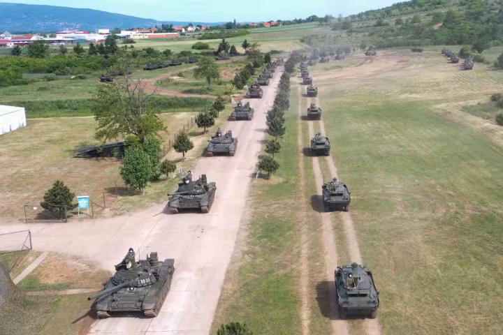 Đặt cạnh T-72B3 hay T-90S/SK thì T-72MS kém vững chắc hơn khi giáp phản ứng nổ vẫn là Kontakt-1 chỉ chống được đạn xuyên lõm truyền thống thay vì cả đạn xuyên động năng như Kontakt-5, tuy nhiên xét về hỏa lực thì T-72MS lại được đánh giá là ngang bằng.