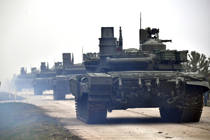 Xe tăng T-72MS được trang bị kính ngắm đa kênh Sosna-U cho pháo thủ tương tự T-72B3 và T-90S/SK. Điểm đáng chú ý nữa là nó có thêm kính ngắm toàn cảnh dành cho trưởng xe - khí tài này chỉ xuất hiện trên T-72B3M, thậm chí T-90S/SK cũng chưa có.