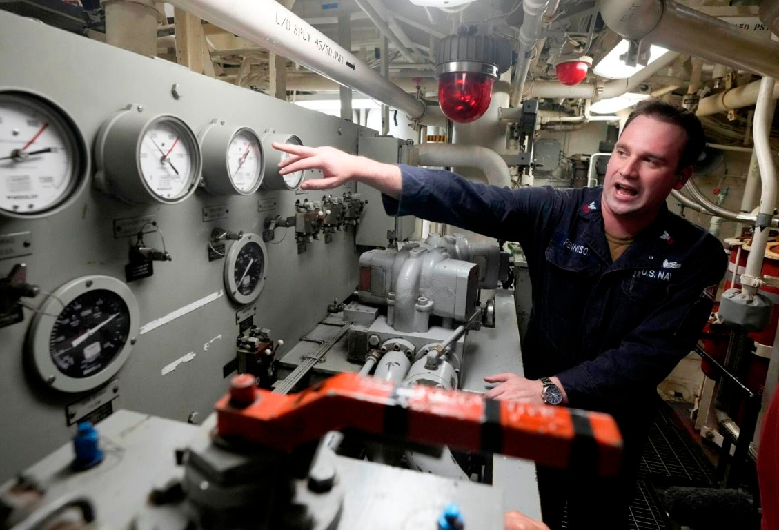 Xuất hiện tại biển Đen vào thời điểm căng thẳng nhất, cùng với đó là rất nhiều tuyên bố cứng rắn, nhưng thực tế những màn đụng độ giữa tàu USS Ross và Không quân Nga, lại diễn ra rất nhẹ nhàng. Nguồn ảnh: Associated Press.