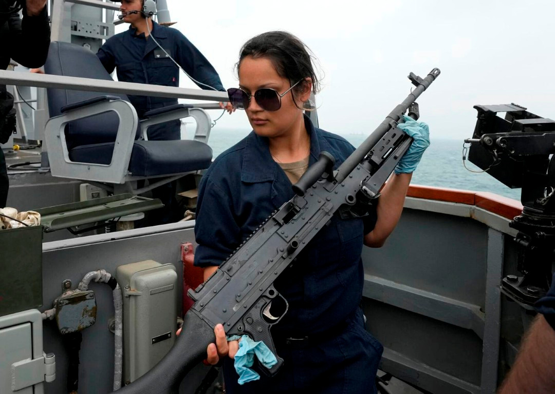 Mặc dù có trang bị tên lửa đất đối không cực kỳ hiện đại, tuy nhiên các thủy thủ trên tàu USS Ross lại sử dụng súng máy hạng nặng để răn đe chiến đấu cơ Nga.