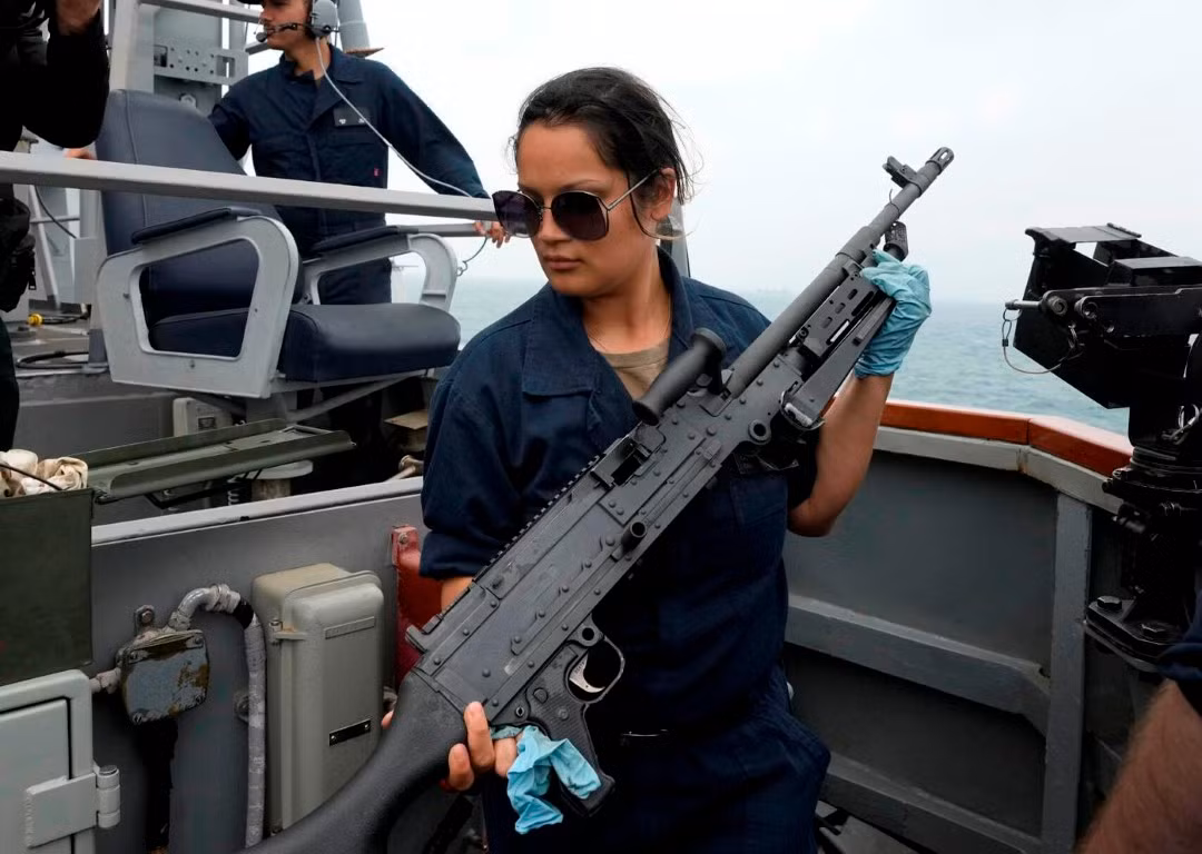 Mặc dù có trang bị tên lửa đất đối không cực kỳ hiện đại, tuy nhiên các thủy thủ trên tàu USS Ross lại sử dụng súng máy hạng nặng để răn đe chiến đấu cơ Nga.