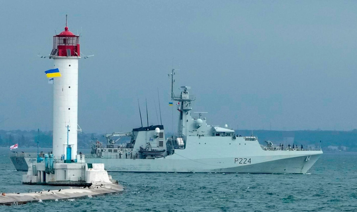 Tàu tuần tra Trent của Hải quân Hoàng gia Anh, xuất hiện trong khu vực biển Đen ngay sau khi tàu HMS Defender bị máy bay chiến đấu Nga rằn mặt.
