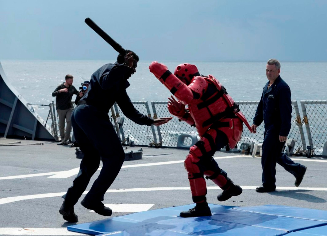 Thủy thủ tàu chiến Mỹ huấn luyện chiến đấu tay không trong khuôn khổ cuộc tập trận Sea Breeze 2021.