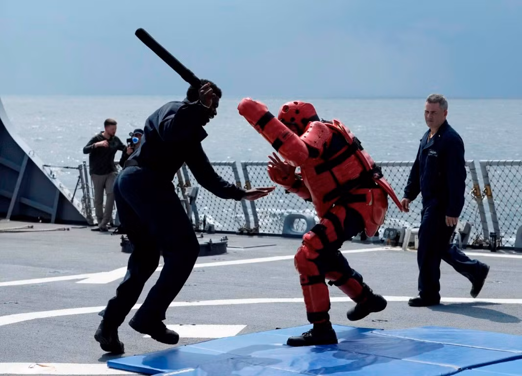 Thủy thủ tàu chiến Mỹ huấn luyện chiến đấu tay không trong khuôn khổ cuộc tập trận Sea Breeze 2021.