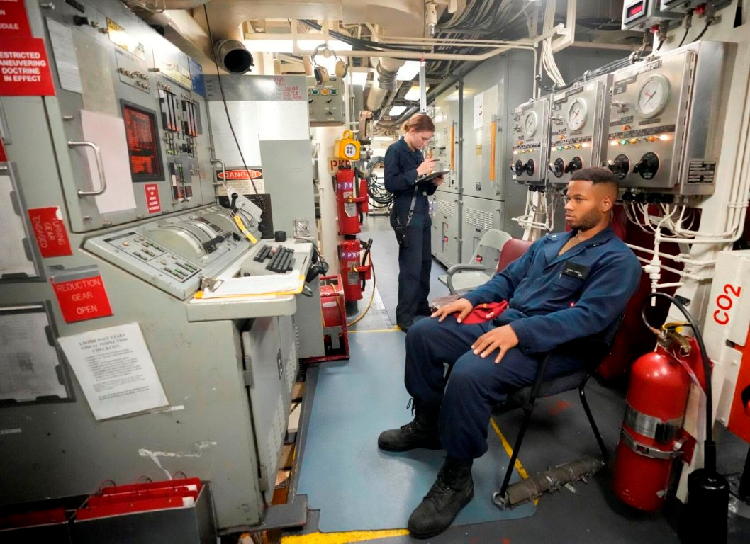 bên trong khoang máy của tàu khu trục USS Ross - tàu chiến Mỹ tốn nhiều giấy mực của báo giới nhất trong thời gian diễn ra cuộc tập trận Sea Breeze 2021.