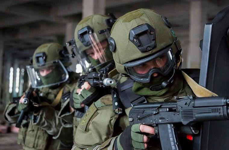 Đặc biệt, bộ quân trang Ratnik còn được trang bị đồng hồ vẫn làm việc sau vụ nổ hạt nhân. Chiếc đồng hồ này được trang bị cơ chế lên giây tự động xác định thời gian một cách nhanh chóng và chính xác trong khí hậu khắc nghiệt (từ -40°C đến + 50°C) và điều kiện hoạt động.