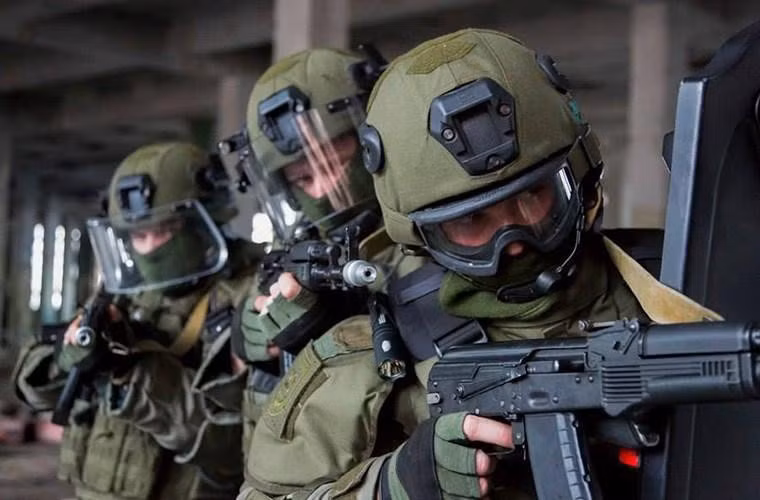 Đặc biệt, bộ quân trang Ratnik còn được trang bị đồng hồ vẫn làm việc sau vụ nổ hạt nhân. Chiếc đồng hồ này được trang bị cơ chế lên giây tự động xác định thời gian một cách nhanh chóng và chính xác trong khí hậu khắc nghiệt (từ -40°C đến + 50°C) và điều kiện hoạt động.