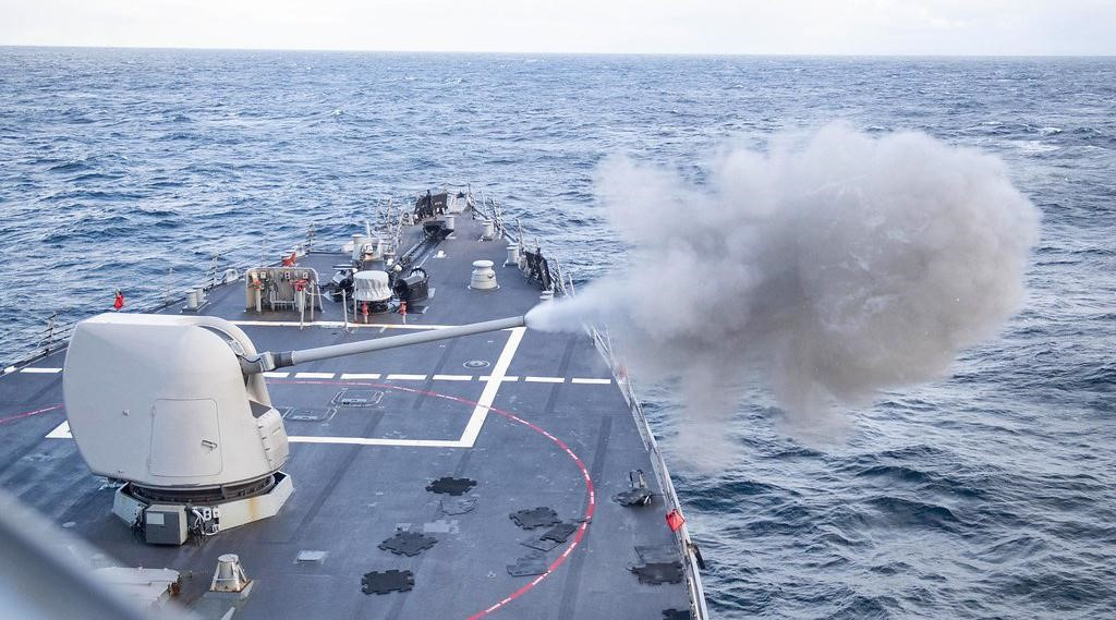 Mỗi tàu được trang bị 90-96 ống phóng thẳng đứng (VLS) chia làm hai cụm trước và sau thượng tầng, có khả năng sử dụng tên lửa hành trình BGM-109 Tomahawk, tên lửa phòng không RIM-156 SM-2 và RIM-161 SM-3, cùng tên lửa chống ngầm RUM-139 VL-ASROC.