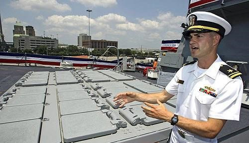 Để cận chiến, lớp Arleigh Burke được trang bị một hải pháo Mark 45 cỡ nòng 127 mm phía mũi với tầm bắn 21 km và cơ số đạn 600 viên.