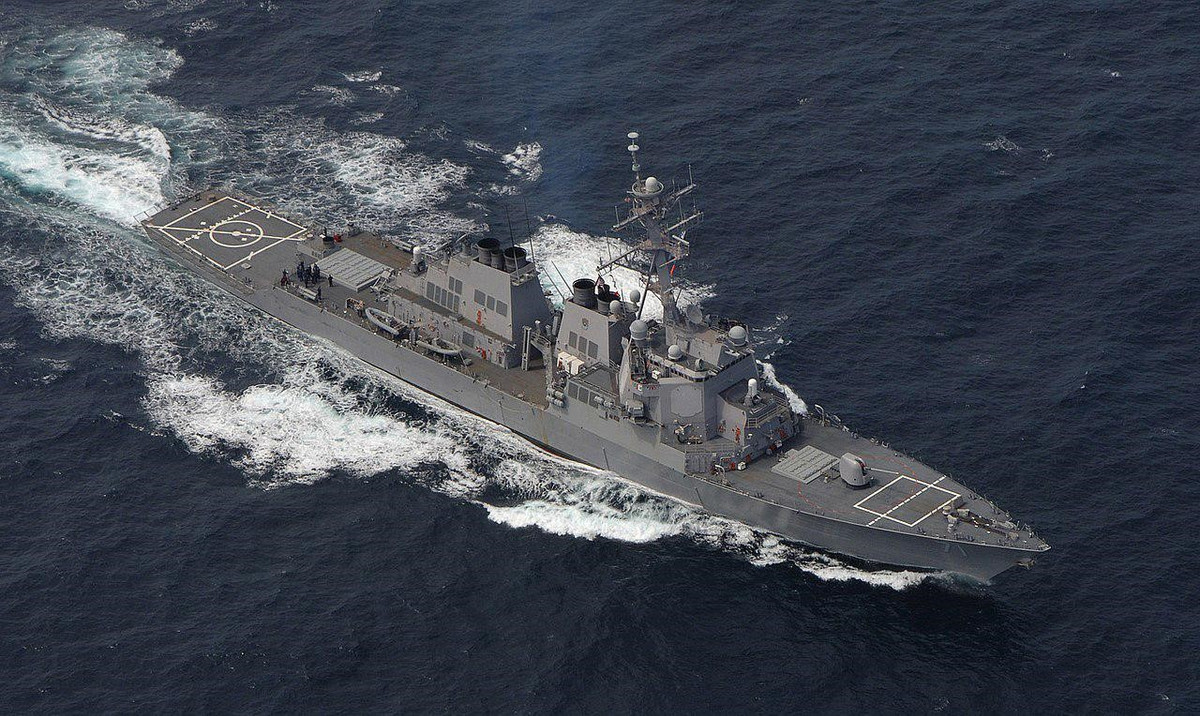 Arleigh Burke cũng là lớp tàu khu trục mang tên lửa dẫn đường (DDG) đầu tiên của Mỹ được chế tạo trên nền tảng hệ thống chiến đấu Aegis. Đây là một trong những tổ hợp tác chiến hiện đại và phức tạp nhất thế giới.