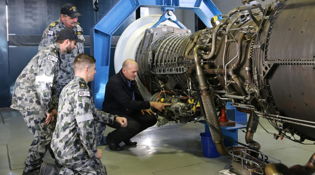 Cung cấp lực đẩy cho tàu là 4 động cơ turbine khí General Electric LM2500 với tổng công suất 105.000 mã lực, giúp đạt tốc độ tối đa 56 km/h, tầm hoạt động 8.100 km.