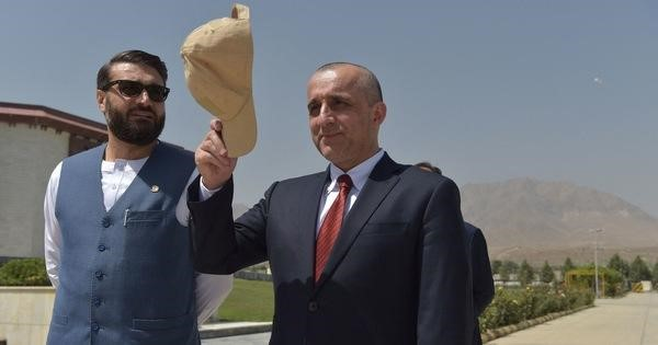 Ông lập luận rằng theo Hiến pháp của Cộng hòa Hồi giáo Afghanistan, trong trường hợp không có tổng thống, ông với chức vụ Phó Tổng thống thứ nhất sẽ trở thành Tổng thống của Cộng hòa Hồi giáo Afghanistan.