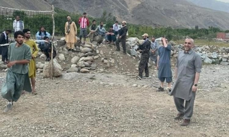 Hình ảnh cựu Phó Tổng thống Amrullah Saleh hòa mình vào cùng với các binh sĩ dưới quyền tại thung lũng Panjshir gây ấn tượng mạnh. Các tàn binh của FANR vẫn kiểm soát một số ngọn núi cao tại Panjshir, tuy vậy khả năng lật ngược tình thế trước Taliban là rất khó.