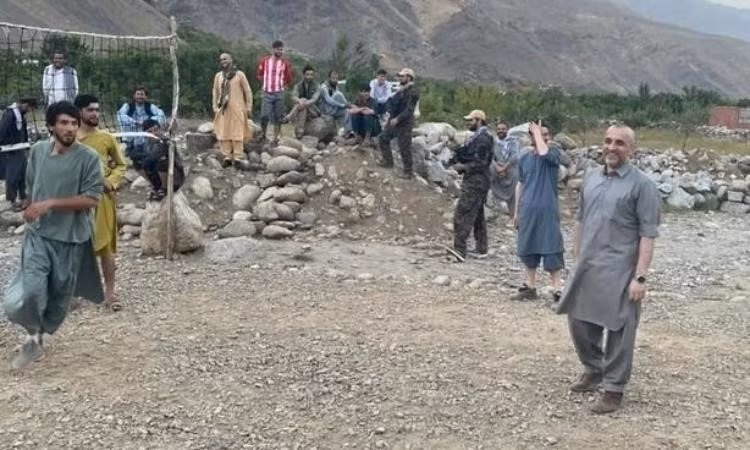 Hình ảnh cựu Phó Tổng thống Amrullah Saleh hòa mình vào cùng với các binh sĩ dưới quyền tại thung lũng Panjshir gây ấn tượng mạnh. Các tàn binh của FANR vẫn kiểm soát một số ngọn núi cao tại Panjshir, tuy vậy khả năng lật ngược tình thế trước Taliban là rất khó.