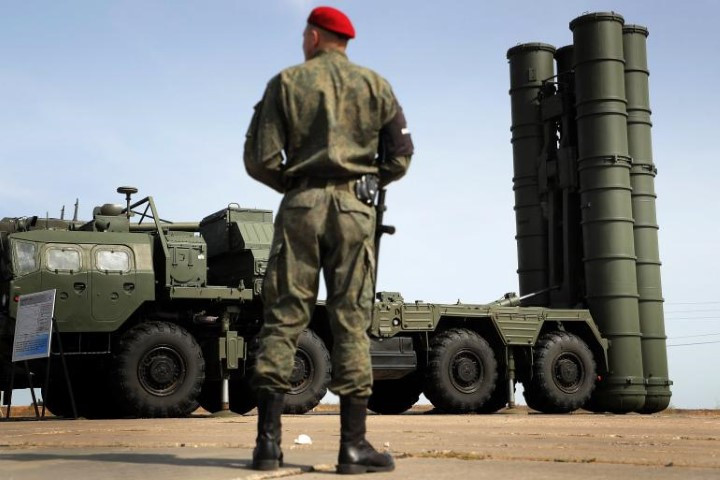 "Các nguồn tin từ Belarus cho biết tổ hợp tên lửa phòng không tầm xa S-400 Triumf đầu tiên đã được triển khai trong khuôn viên của Tiểu đoàn kỹ thuật vô tuyến độc lập số 2285 (đơn vị quân đội số 48685), nằm cách biên giới Ba Lan chỉ 4 km".