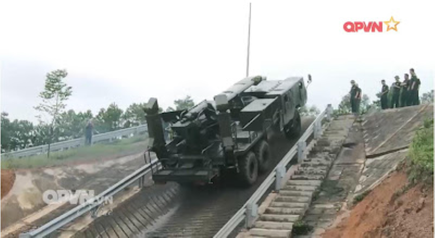 Kênh truyền hình Quốc phòng Việt Nam cho biết, khẩu pháo chính được sử dụng là pháo M46 cỡ nòng 130mm, còn hệ thống khung gầm sử dụng xe tải KrAZ-255.