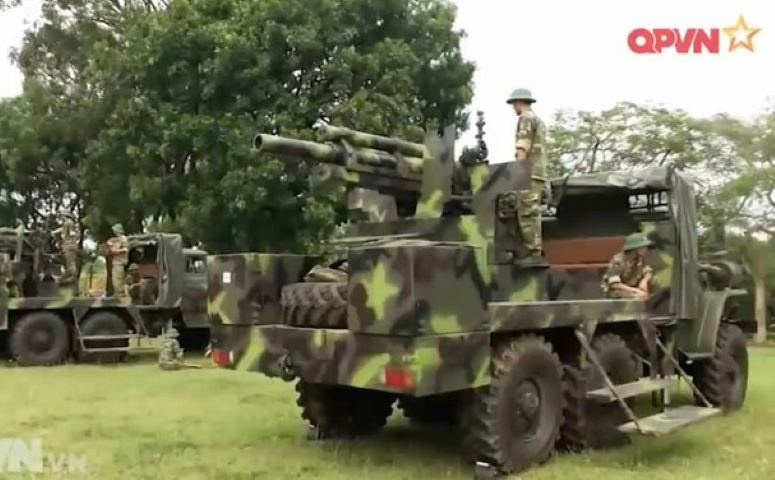 Tuy có thể đặt được pháo 105mm lên khung gầm xe tải để trở thành pháo tự hành, nhưng việc sử dụng ý tưởng tương tự với pháo M46 cỡ nòng 130mm, là rất khó khăn, do loại pháo cỡ lớn này có độ giật rất cao và trọng lượng lớn hơn rất nhiều.