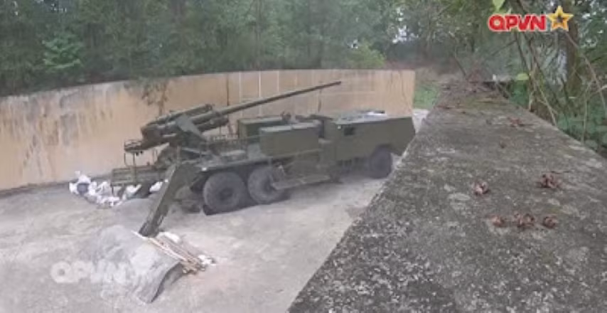 Kênh truyền hình Quốc phòng Việt Nam vừa cho đăng tải những hình ảnh đầu tiên về pháo tự hành 130mm, do quân đội ta nghiên cứu và hoàn thiện.