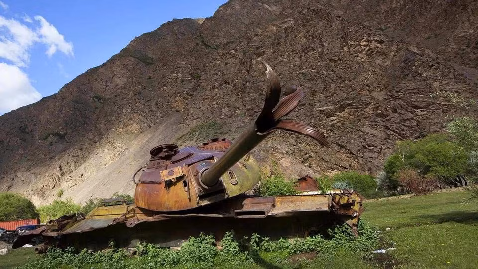 So với tình trạng của quân kháng chiến Afghanistan hiện tại, khi mà lực lượng này bị bao vây và có nguồn dự trữ giới hạn, việc bị mất 150 thiết giáp và xe tăng vào tay đối phương, rõ ràng là một việc không thể chấp nhận được.