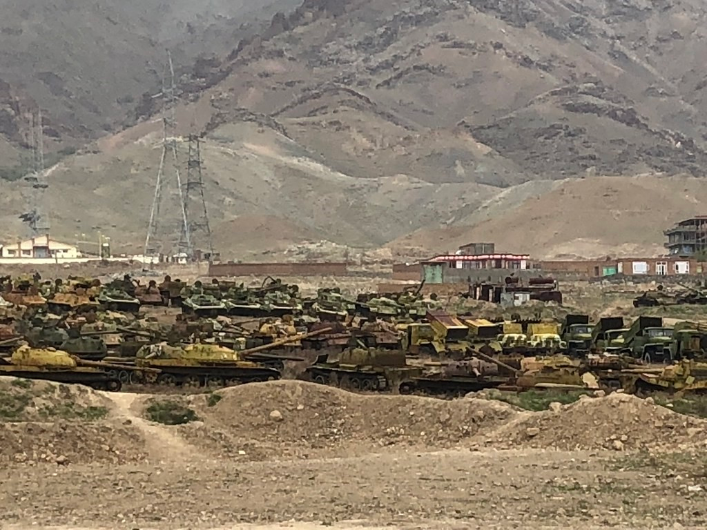 Theo đó, lực lượng quân kháng chiến Afghanistan đã tiến hành phục kích ở khu vực có địa hình cực kỳ yểm trợ, khiến pháo binh và máy bay của Taliban không thể yểm trợ.