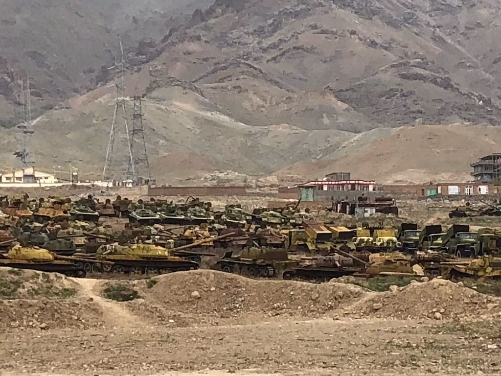 Theo đó, lực lượng quân kháng chiến Afghanistan đã tiến hành phục kích ở khu vực có địa hình cực kỳ yểm trợ, khiến pháo binh và máy bay của Taliban không thể yểm trợ.