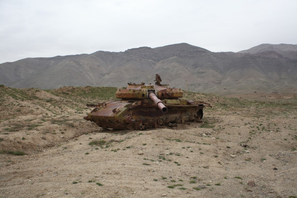 Việc chuyển sang lối đánh du kích, cũng đồng nghĩa với việc quân kháng chiến Afghanistan không cần thiết phải sử dụng phương tiện thiết giáp ở quy mô lớn.