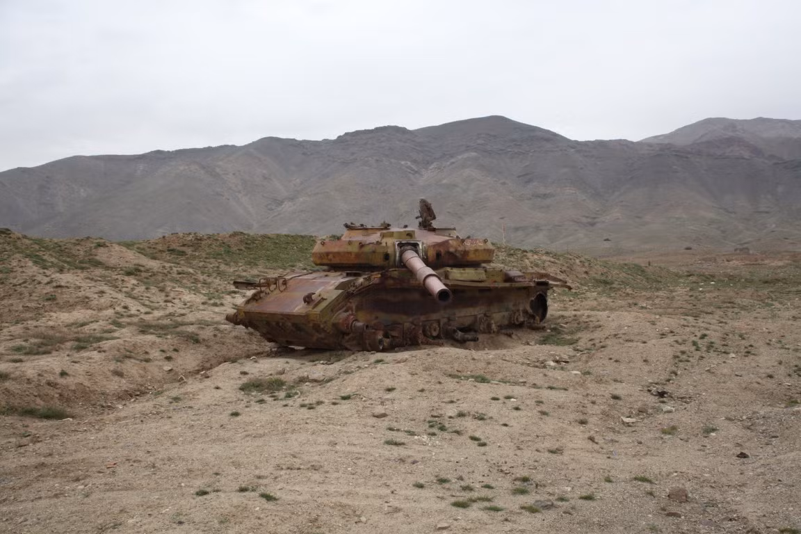 Việc chuyển sang lối đánh du kích, cũng đồng nghĩa với việc quân kháng chiến Afghanistan không cần thiết phải sử dụng phương tiện thiết giáp ở quy mô lớn.