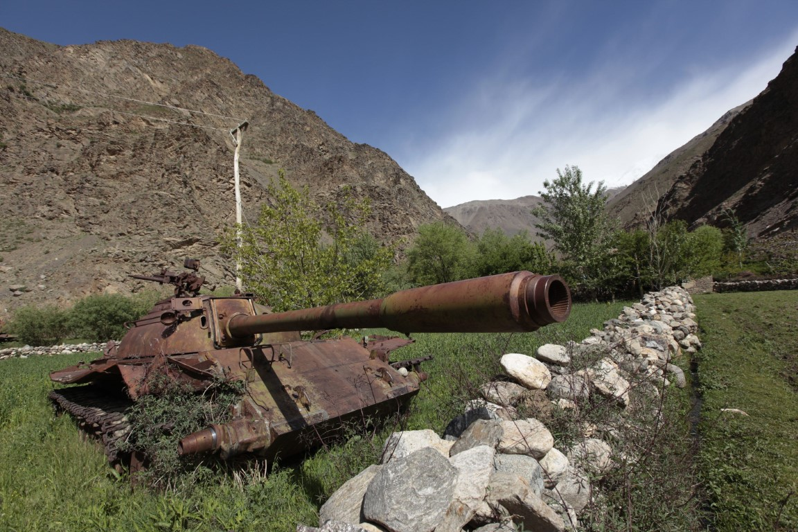 Nhiều nguồn tin cũng cho biết, rất có thể Iran và Nga sẽ hỗ trợ lực lượng quân kháng chiến Afghanistan, tuy nhiên lực lượng này hiện đang lọt giữa vòng vây của Taliban, họ cần mở đường rút ra biên giới với Tajikistan, nếu muốn nhận được tiếp tế.