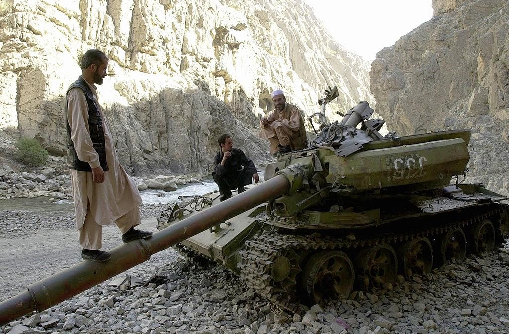 Trong đoạn video được các tay súng Taliban đăng tải lên mạng xã hội, có thể thấy các loại phương tiện mà Afghanistan để mất vào tay đối phương bao gồm xe tăng chủ lực, xe thiết giáp chở quân, xe thiết giáp hạng nhẹ, và rất nhiều vũ khí cá nhân.