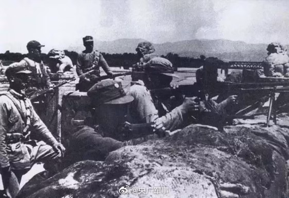 Tới 11 giờ đêm, hai bên chính thức đụng độ, lính Nhật dùng súng trường và súng máy tấn công trả đũa toán lính Trung Quốc, trong khi đó phía Trung Quốc dù có trang bị thô sơ hơn, nhưng lại có quân số đông hơn.