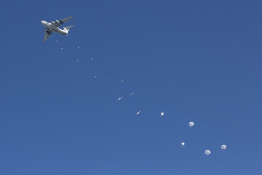 Bên cạnh đó, chúng ta có thể quan sát việc Moskva thực hiện một động thái ngăn chặn nhằm đáp lại những tuyên bố về Quần đảo Kuril của Tokyo đang tỏ ra ngày một cứng rắn hơn.