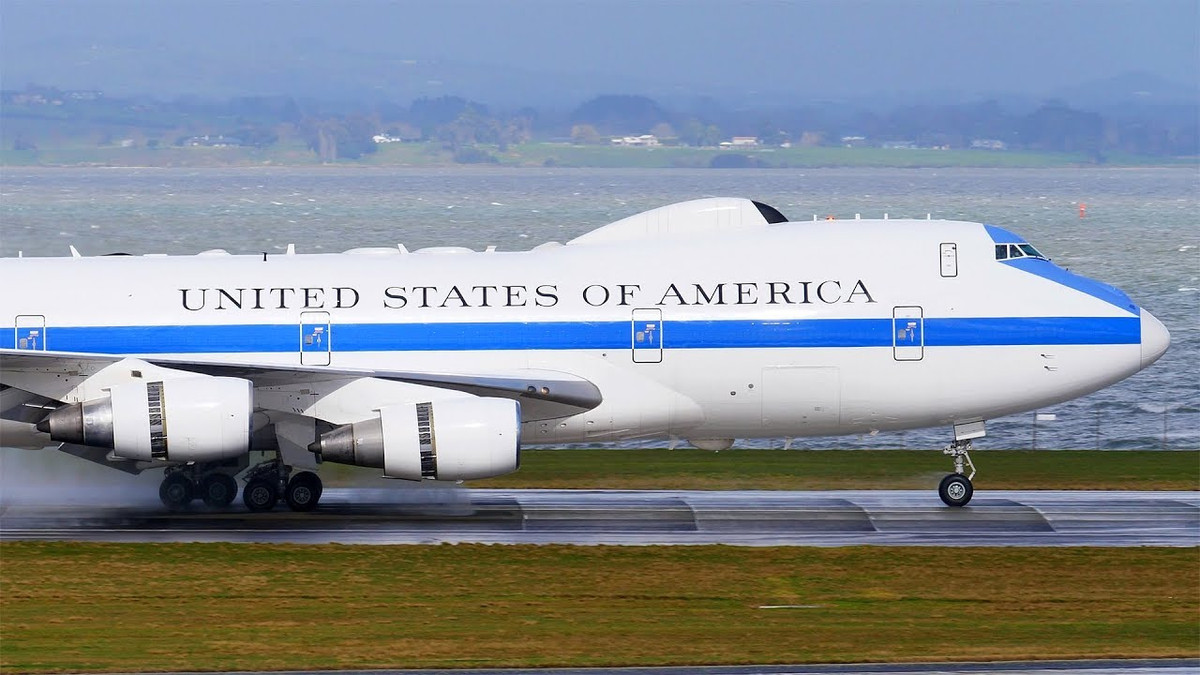 Ngoài các nhân vật cấp cao trong chính phủ, máy bay Ngày Tận Thế E-4B còn có hàng chục chuyên gia phân tích quân sự, trợ lý, chiến lược gia và nhân viên tùy tùng để đảm bảo có thể điều khiển toàn nước Mỹ từ trên không. Nguồn ảnh: WP.