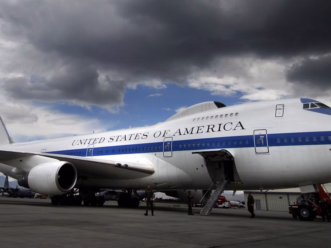 Theo thông tin được truyền thông Mỹ đăng tải, ngay sau khi đám đông người biểu tình xông vào tòa nhà quốc hội, máy bay Ngày Tận Thế của Mỹ đã được cho cất cánh. Nguồn ảnh: WP.