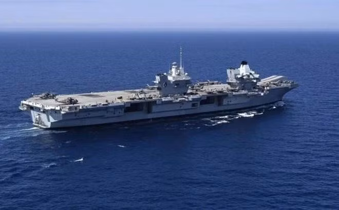 Báo chí Nga cho biết, bất chấp NATO nỗ lực theo dõi chuyển động của tàu ngầm Nga, hiện tại biên đội tàu ngầm diesel-điện của nước này đang tập trận ở phía Đông Biển Địa Trung Hải, gần sát nhóm tác chiến do tàu sân bay Anh dẫn đầu vẫn chưa bị phát hiện.