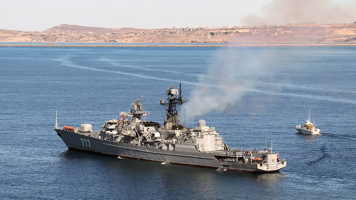 Khinh hạm của Hải quân Nga được đóng theo lớp Neustrashimyy. Loại khinh hạm này có giãn nước chỉ 4.400 tấn, được nhập biên từ năm 2009.