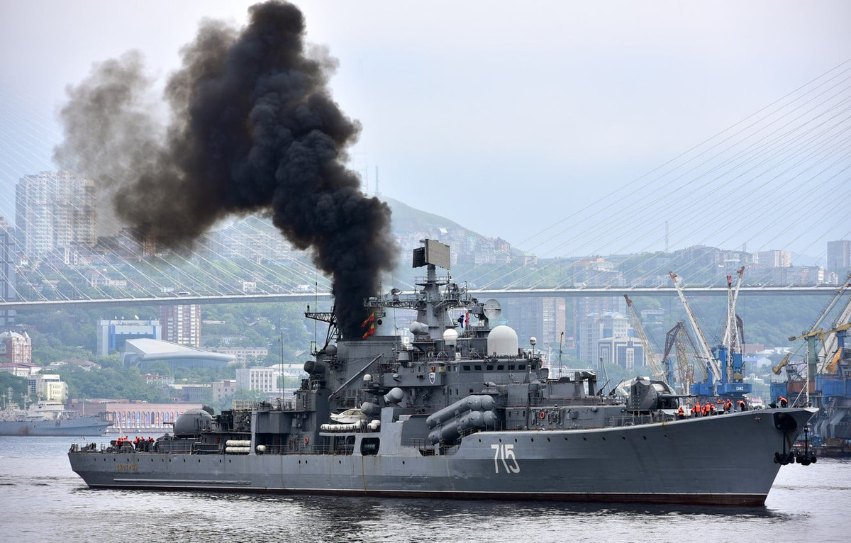 Khu trục hạm Bystryy của Hải quân Nga được đóng theo lớp Sovremennyy. Loại tàu khu trục này sử dụng động cơ tua-bin khí, có công suất đầu ra 100.000 mã lực.