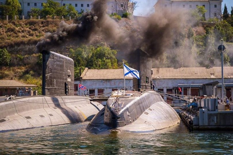 Thậm chí đến cả tàu ngầm của Hải quân Nga cũng có khả năng xả khói đen nghịt trời.