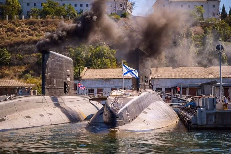 Thậm chí đến cả tàu ngầm của Hải quân Nga cũng có khả năng xả khói đen nghịt trời.