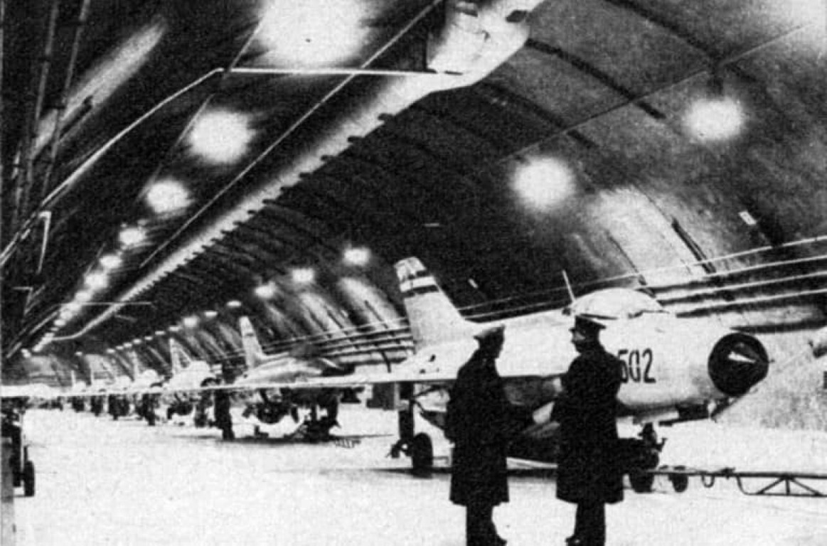 Dù đã được xây dựng từ cách đây nửa thế kỷ, căn cứ quân sự ngầm này tới nay vẫn được coi là có diện tích lớn nhất thế giới, đủ sức chứa hàng trăm chiếc chiến đấu cơ.