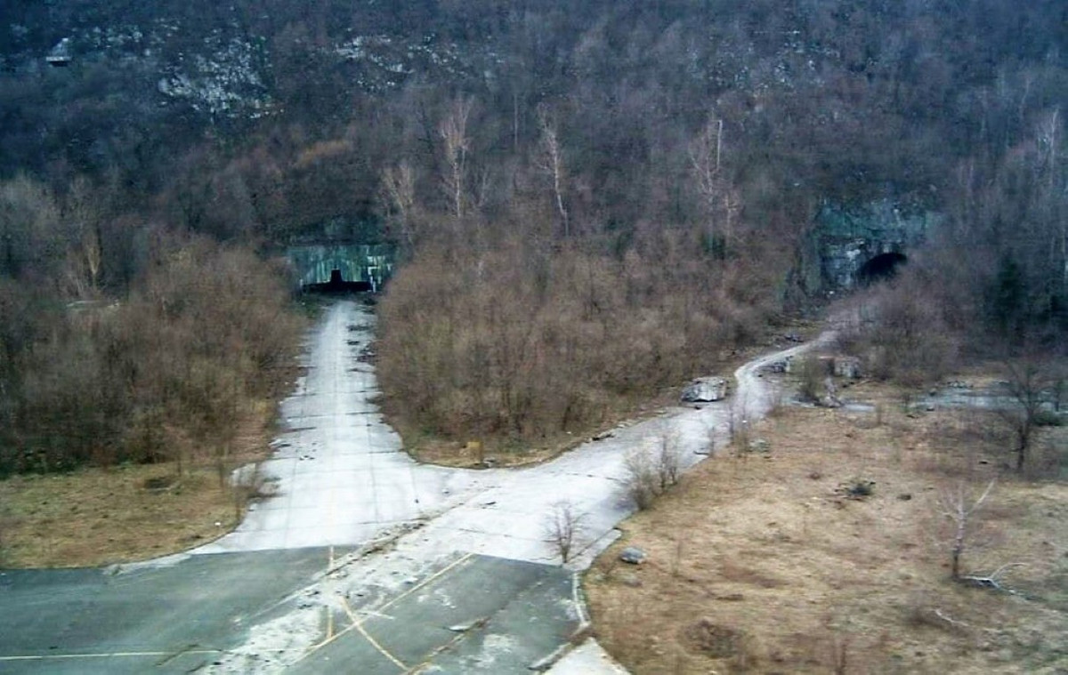 Hai cánh cửa hầm với đường nối ra thẳng sân bay, cho phép các máy bay phản lực cất cánh ngay sau khi được kéo ra khỏi cửa hầm.