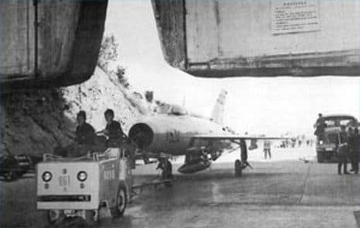 Cách biệt bên trong căn hầm có diện tích khổng lồ với thế giới bên ngoài, là những cánh cửa hầm được thiết kế đặc biệt, dành riêng cho tiêm kích MiG-21R và MiG-21Bis.