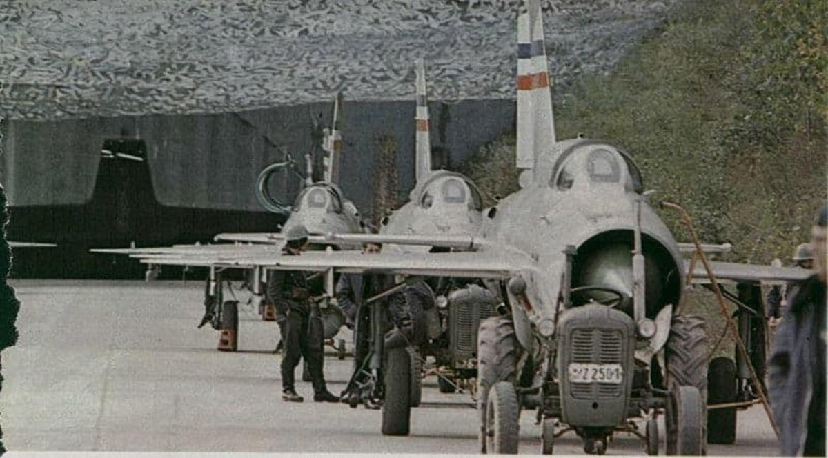 Đường băng cất cánh được đặt nối tiếp ngay bên ngoài cửa hầm, cho phép các máy bay chiến đấu cất cánh ngay lập tức khi có yêu cầu.