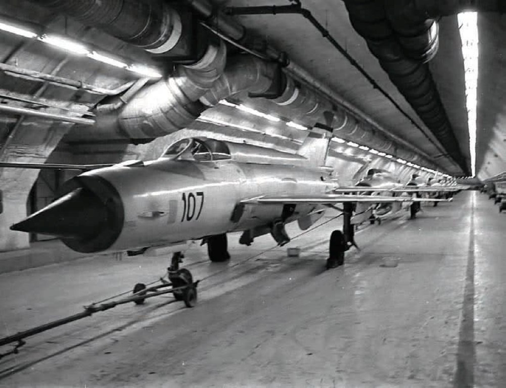 Được bắt đầu xây dựng từ đầu thập niên 60 của thế kỷ trước, căn cứ Zeljava ra đời nhằm che đậy sức mạnh của không quân Nam Tư, khỏi mạng lưới tình báo rộng khắp của Mỹ, và cả các hình ảnh do thám vệ tinh.