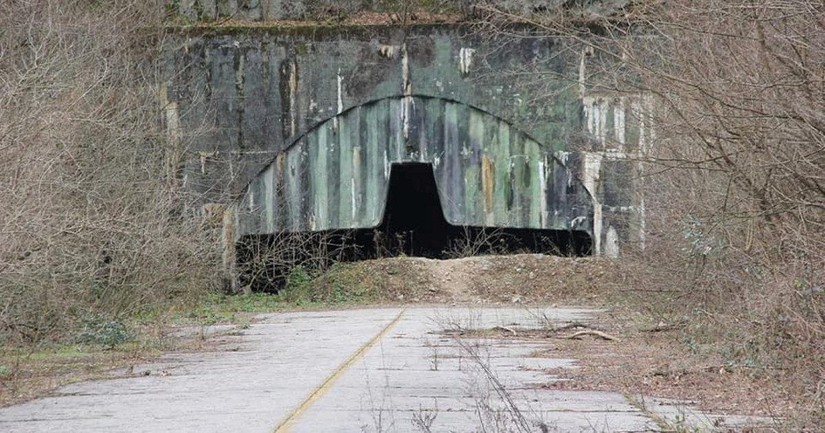 Tới đầu thập niên 90, sự kết thúc của chiến tranh Lạnh cùng hàng loạt biến động ở Nam Tư, đã khiến căn cứ, sân bay quân sự Zeljava bị bỏ hoang tới tận ngày nay.