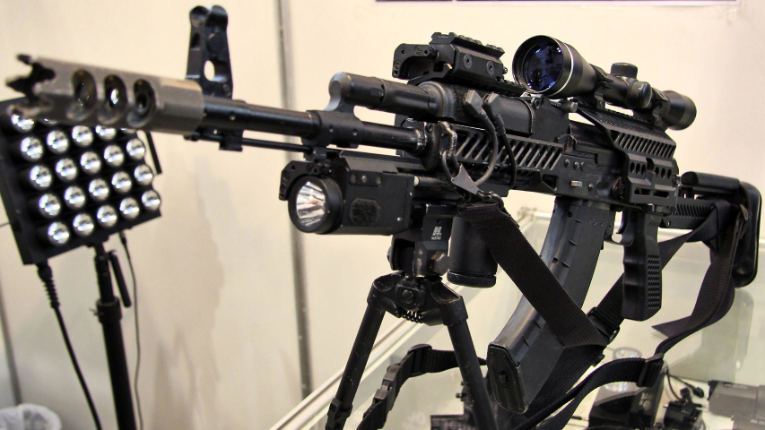 Chiều dài khi gập báng và lúc tác chiến lần lượt là 705mm và 880-940mm. Chiều dài của nòng súng là 415mm.